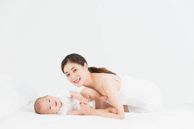 原创7个月不会坐发育迟缓？最权威大运动发育时间表，详说趴翻爬训练