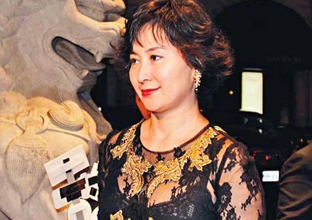 四房没戏唱？何超琼专访曝光，话里话外吐露赌