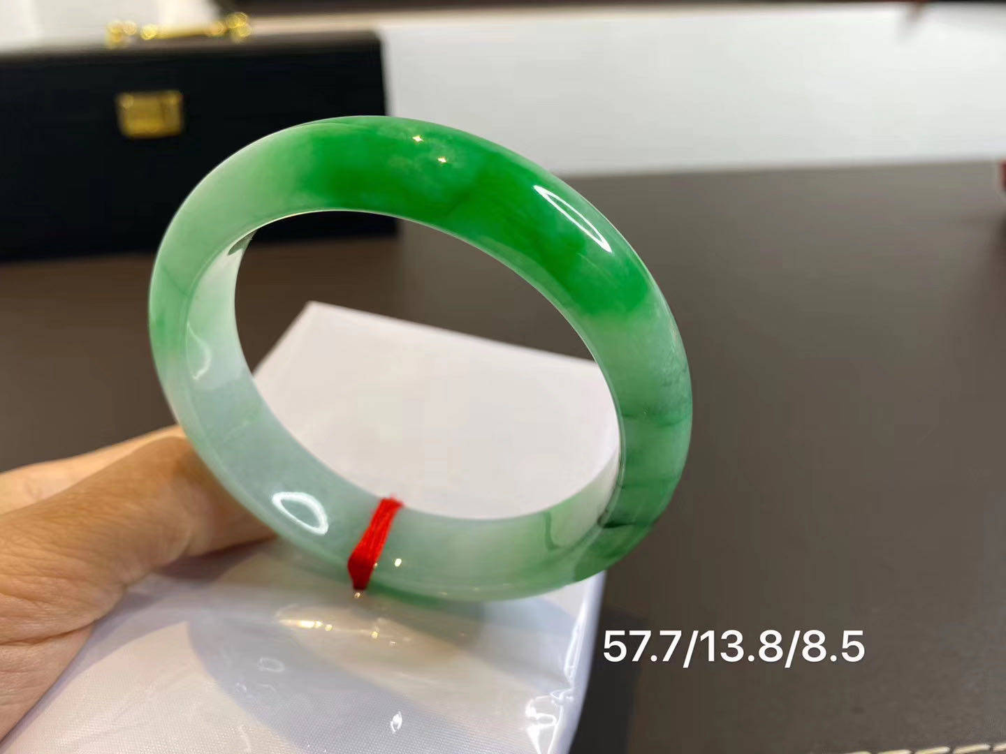 怎样挑选翡翠手镯比较好 380d56ca2a914e5ea2de377341c53482.jpeg