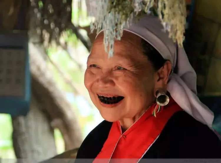 傣族妇女"染黑齿"之谜:除了美,还有你不知道的功效
