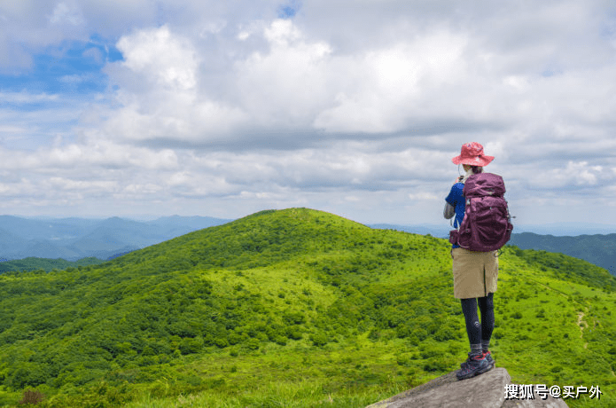 夏季户外徒步登山 跟我们有肌肤之亲的速干排汗衣不能少 牛仔裤