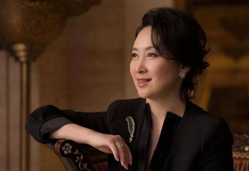 何超琼成赌王继承人，悼文中四房称谓、名单已分胜负，奚梦瑶胜在儿子！