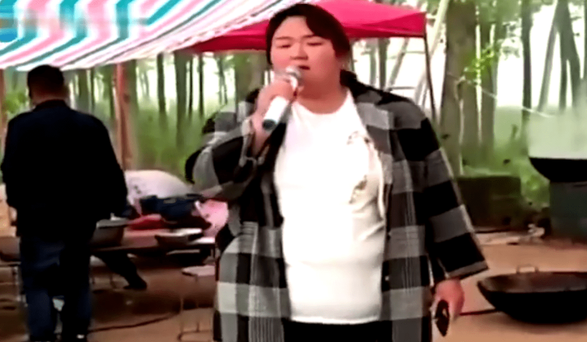 但是,朱之文女儿并非专业歌手,作为唱歌爱好者是无可厚非的.