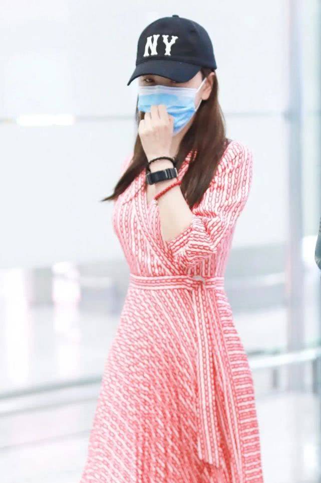 条纹穿条纹连衣裙变身明媚少女,小蛮腰大长腿不像38岁杨蓉现身机场