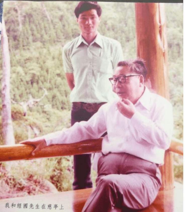 故事传记|1935年蒋经国结婚时，他毕恭毕敬向斯大林画像三鞠躬