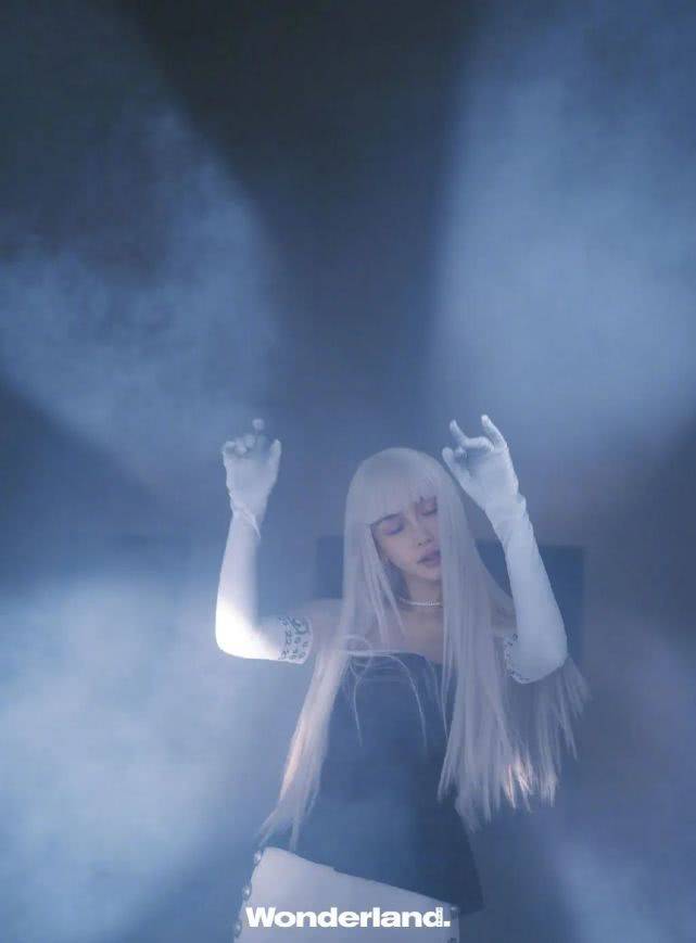 「造型」新封面下足功夫,Angelababy变身机器魔女!银发配黑纱T英姿飒爽