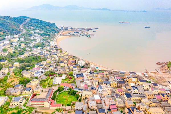 面朝大海的彩色小村,就在浙江舟山群岛,被称为"东海色彩艺术村"
