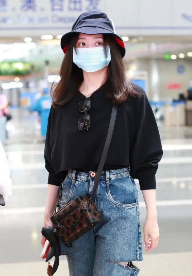 牛仔裤时髦亲切太接地气张靓颖瘦了好多！黑色T恤配牛仔裤走机场