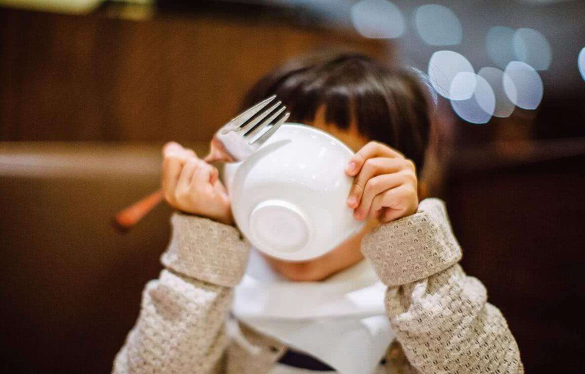 宝宝挑食，家长该怎么办？了解下面这5点，宝宝不再挑食了！-女婴带玉出生