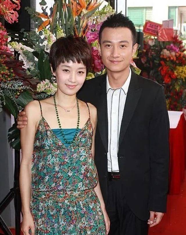 马伊琍离婚后遇真爱?新男友摸脸杀超宠溺,45岁恋爱也很甜
