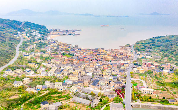 面朝大海的彩色小村,就在浙江舟山群岛,被称为"东海色彩艺术村"_手机