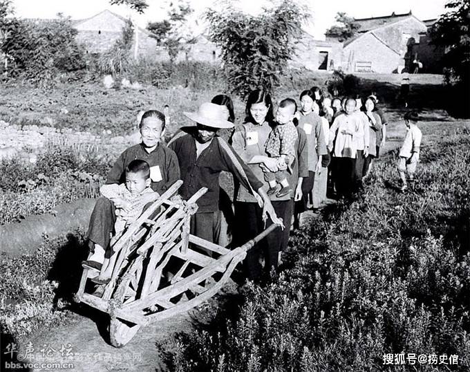 著名摄影家晓庄拍摄的建国初期,1953年南京农民把粮食卖给国家