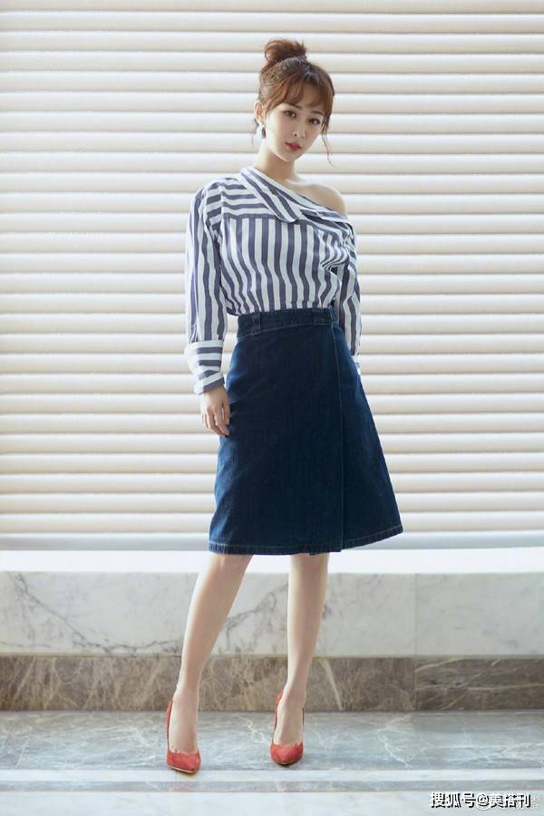 周冬雨搭配好才不像“病号服”为什么明星都爱条纹衫？叠穿青春又减龄