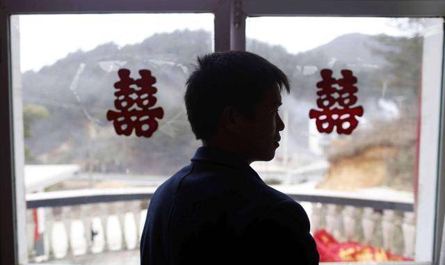 很多农村夫妇负债为儿子结婚，这正常么，这是不是一种致贫因素？