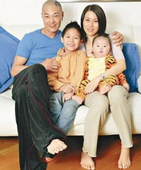 原创卢惠光因10万元与成龙恩断义绝被妻子抛弃与小24岁女友相恋