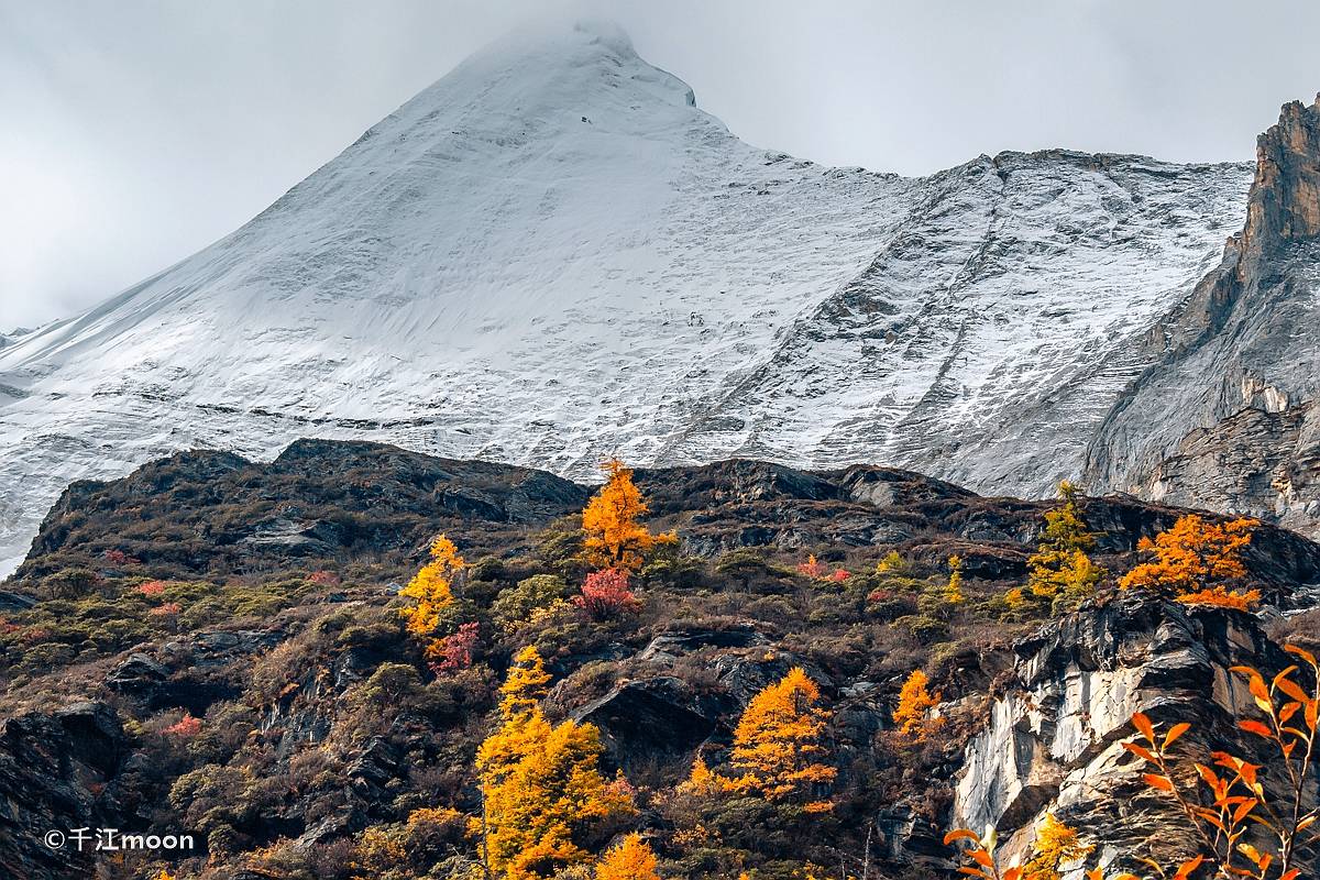 徒步亚丁，在绝美秋色中邂逅雪山高原湖