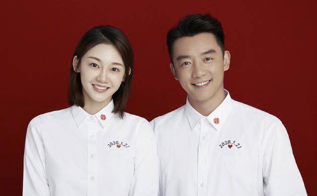 明星夫妇结婚登记照大PK，邓超孙俪竟引领白衬衫