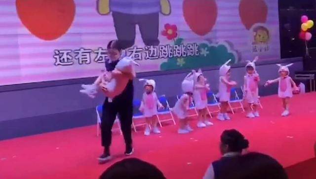 六一舞蹈表演中，贪睡宝宝当场睡着，网友笑称：大型被迫营业现场青春于舞池流逝