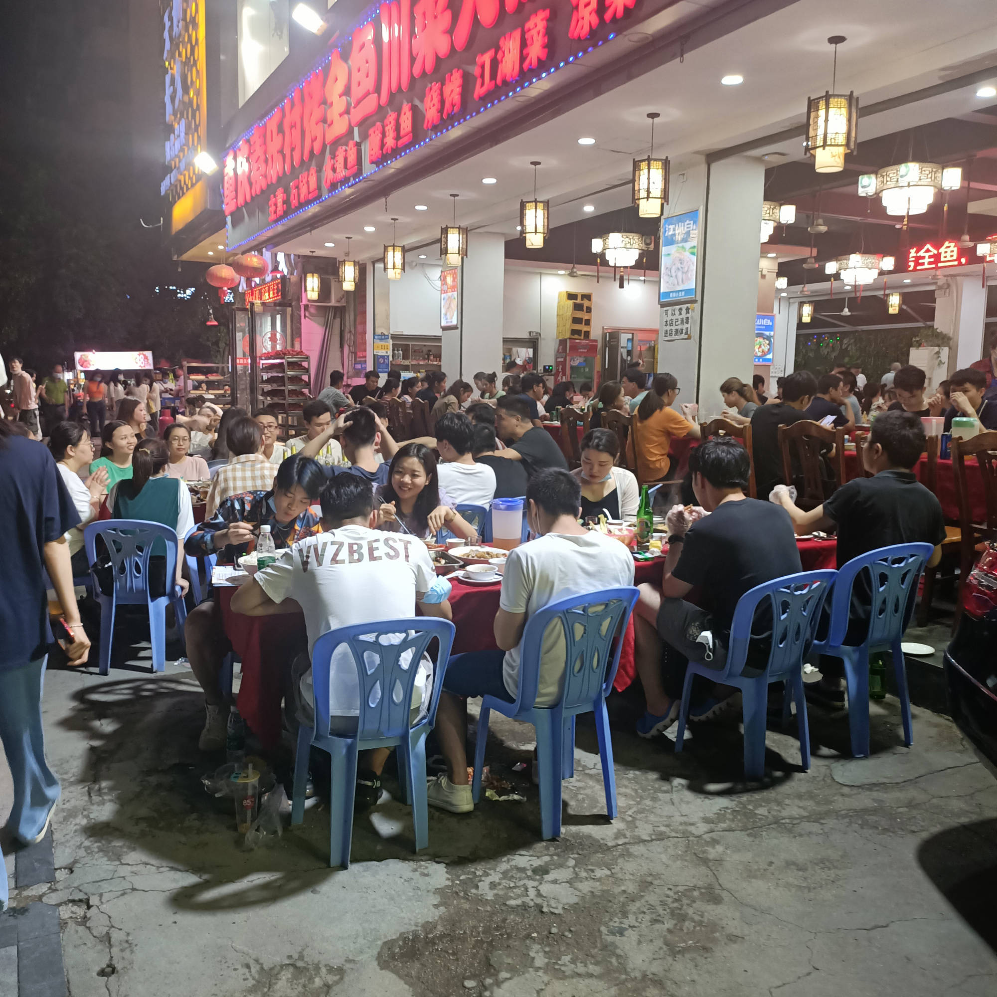 人口摆地摊_摆地摊图片(3)