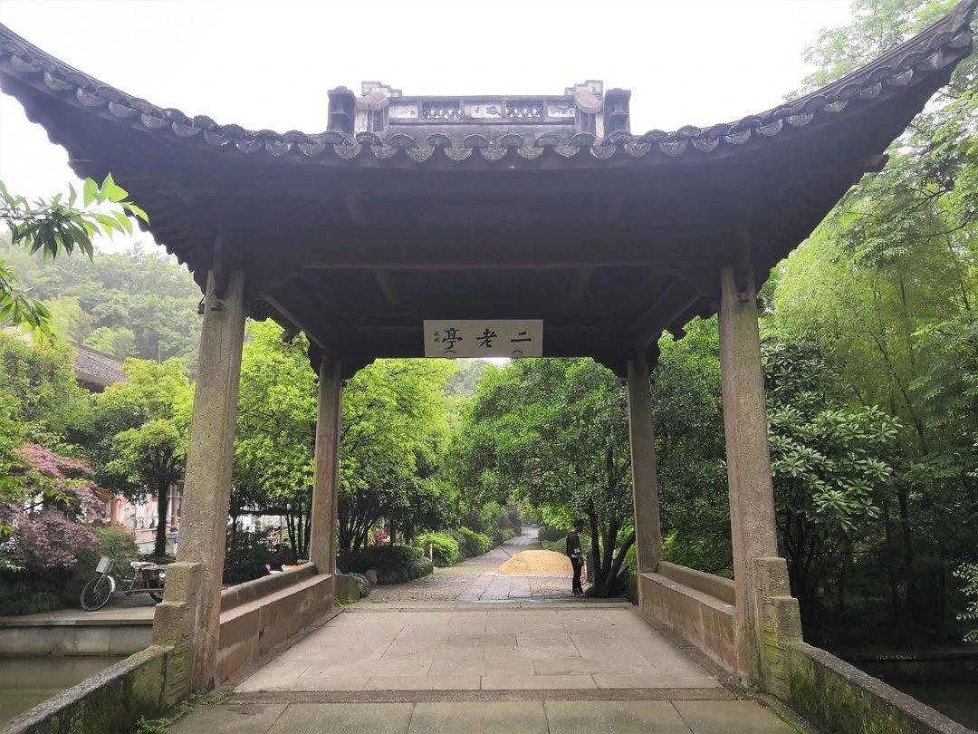 过溪亭,位于龙井寺门外,为清乾隆御题"龙井八景"之一,居"龙井八景"之