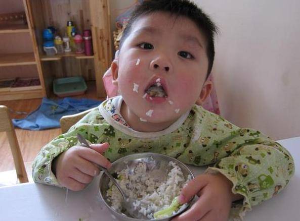 睡眠|宁可饿着也不能吃这5种食物！不然孩子积食、不长个孩子睡前