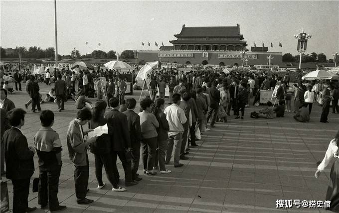 《北京留影》1987年北京天安门等候拍照的游客 张居生摄