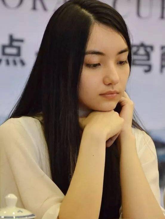 「90后棋界第一美女」围棋职业女棋手黑嘉嘉介绍