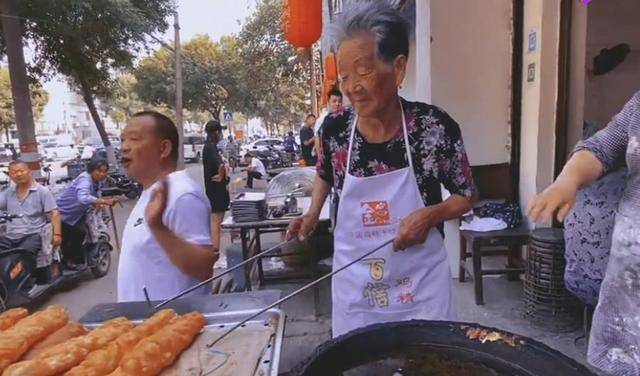 而老奶奶制作出来的棒子油条也受到了很多人的欢迎,早上的时候,油条