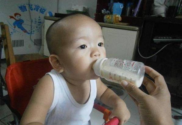 原创1岁宝宝只喝奶奶冲的奶粉，爸爸觉得不对劲，偷尝一口后坐不住了