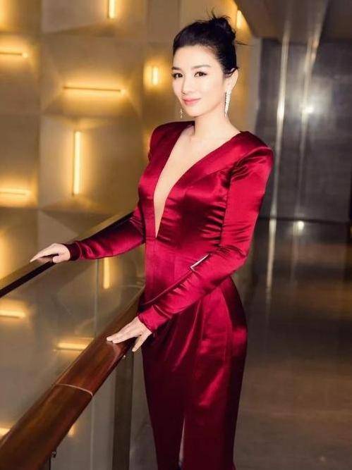 黄奕真是放得开,真空穿深v礼服直接开叉到腰,丰满身材