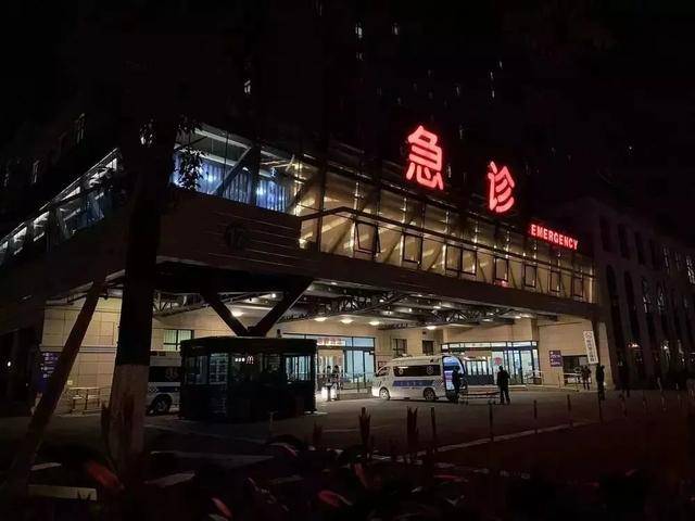 在豆瓣的一个小组里,有网友晒出了在医院内的一组照片: 凌晨3点的急诊