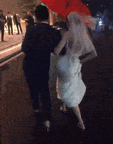 搞笑gif:女朋友生气时,怎么哄也哄不好