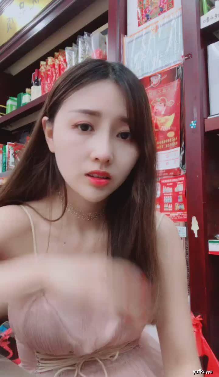 原创搞笑gif图:美女户外跳的舞蹈,如此的动感有节奏,堪称完美