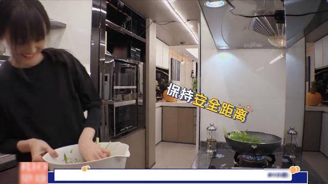 谁会把郑爽拉黑？被拉黑后的她伤心地哭了，而