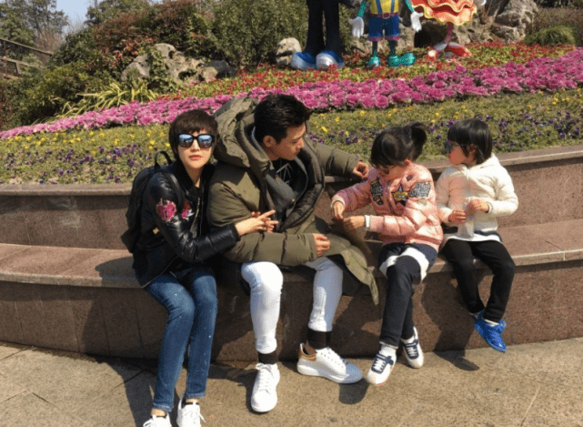 陆毅鲍蕾一家四口照片海边 223f8329e58648b4bc48aa1586afe2bf.png