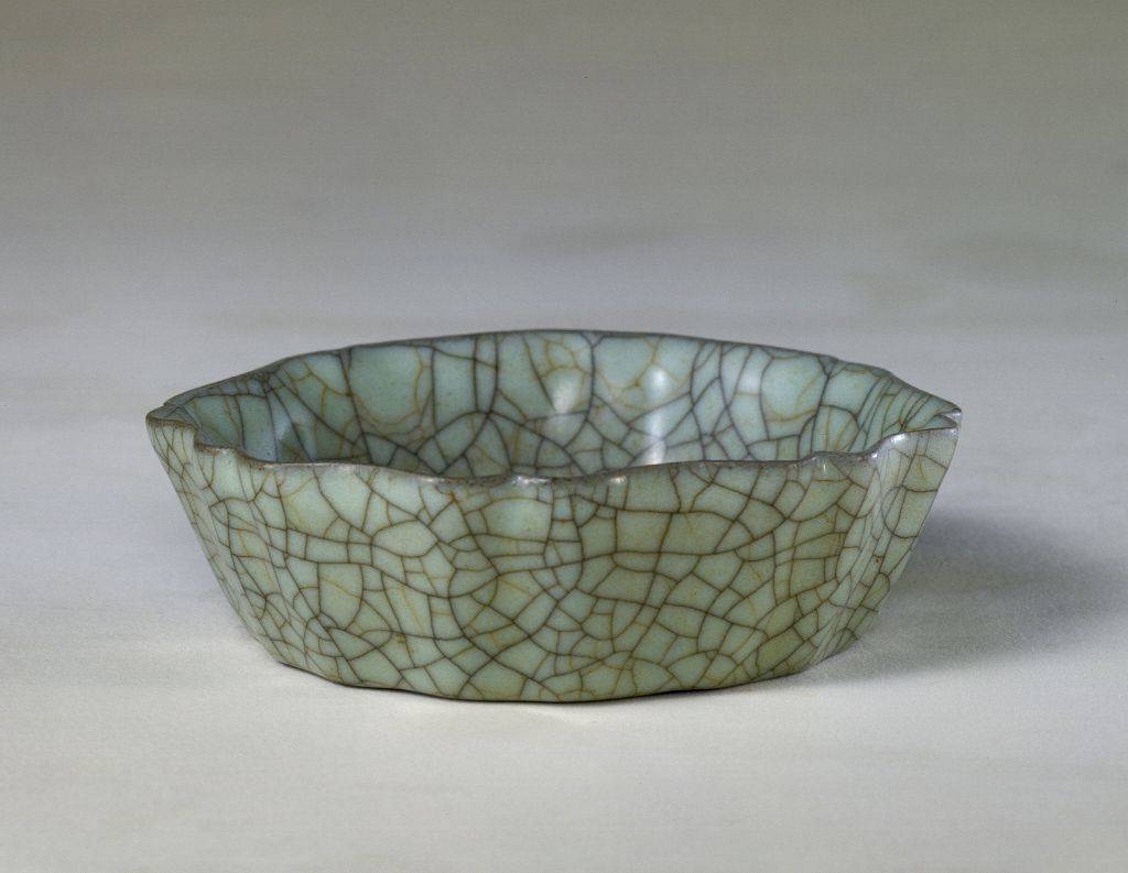 走进故宫馆藏：解读“哥窑”特征与鉴别_搜狐网