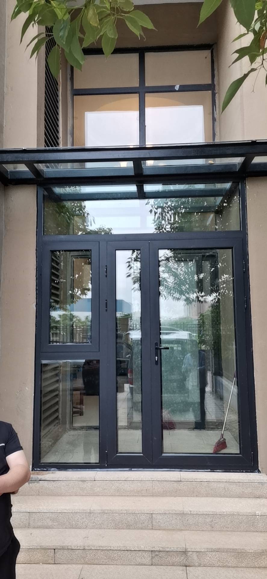 古都又一城一楼门厅安装钢架玻璃顶断桥铝门联窗防盗纱窗
