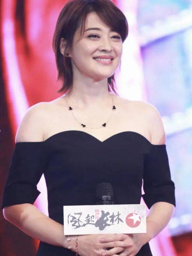 梅婷中年发福穿一字肩长裙难藏圆润体型勒出的手臂赘肉好真实