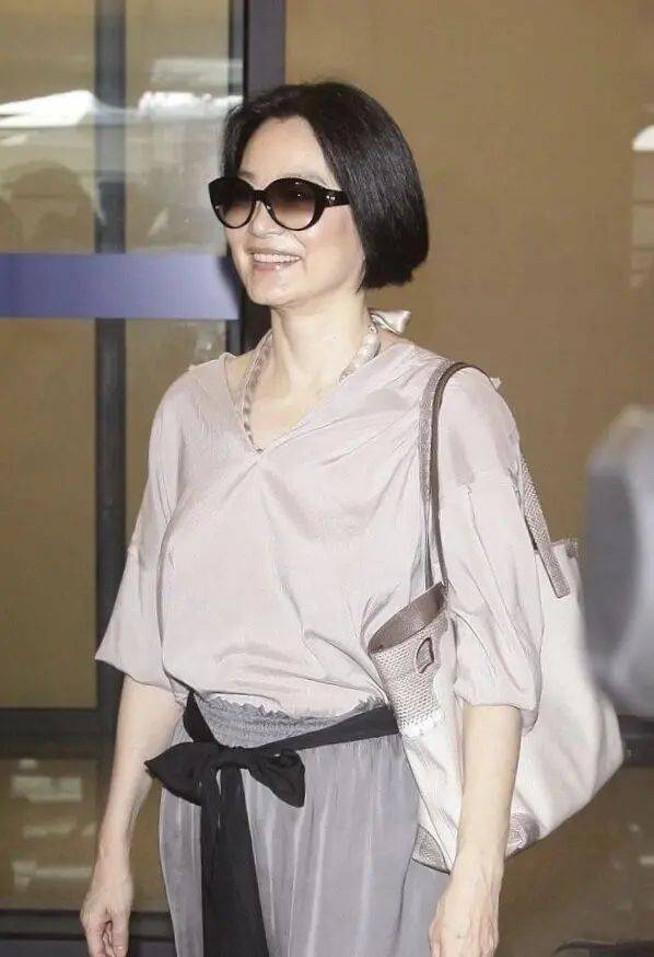 原创林青霞真优雅到骨子里,就算穿一身很普通老年装,也觉得她漂亮!