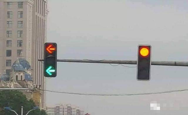 原创遇到圆形红绿灯时能不能右转?听老司机跟你讲一下