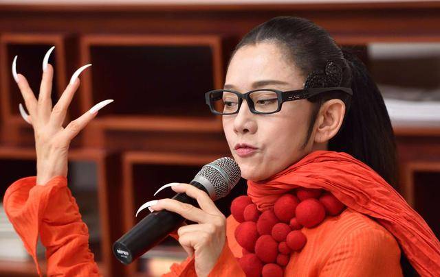 原创杨丽萍首度回应不生孩子争议：我自己认为过得好，我没伤害他人