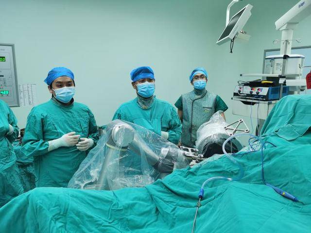 全省首例河南省医携手ai骨科机器人微创治疗股骨颈骨折
