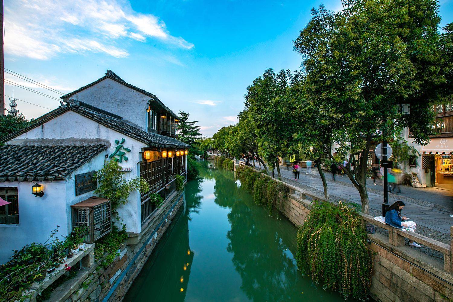 景点过了一遍就出发了,酒店是在车上订的,因为也想重点去看看苏州大学