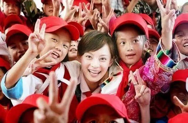 12岁被父亲抛弃，母亲做保洁养活她，孙俪如何将一手烂牌打成王炸