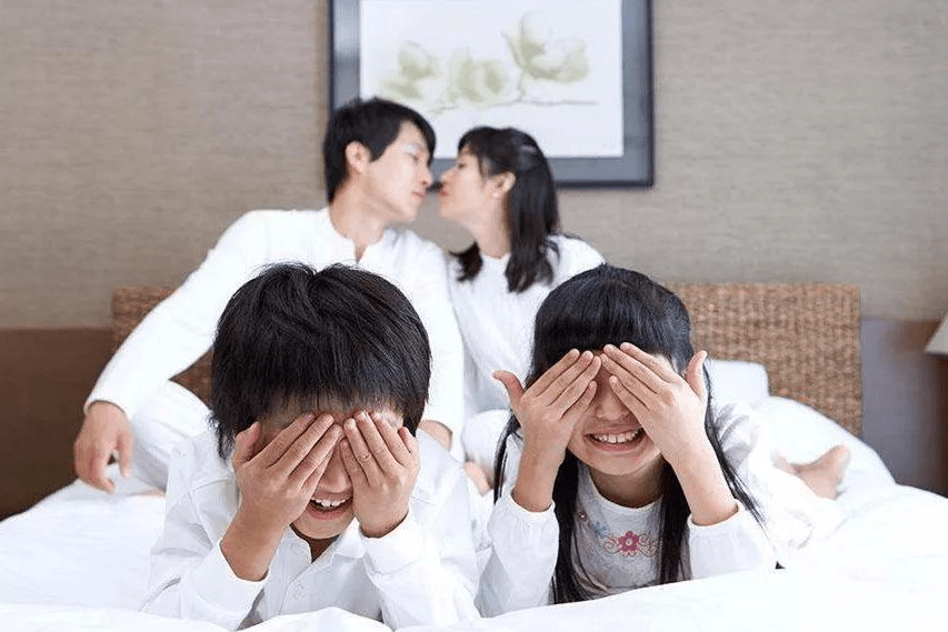 原创孩子有了喜欢的人，就上前亲吻、拥抱对方，这样做真的合适吗？