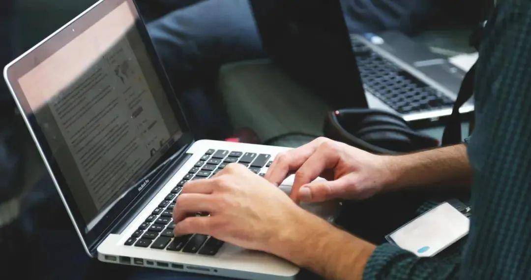 做手机的公司客服是什么工作 e52dd0efe8874fc5b19dd14b32782ba4.jpeg