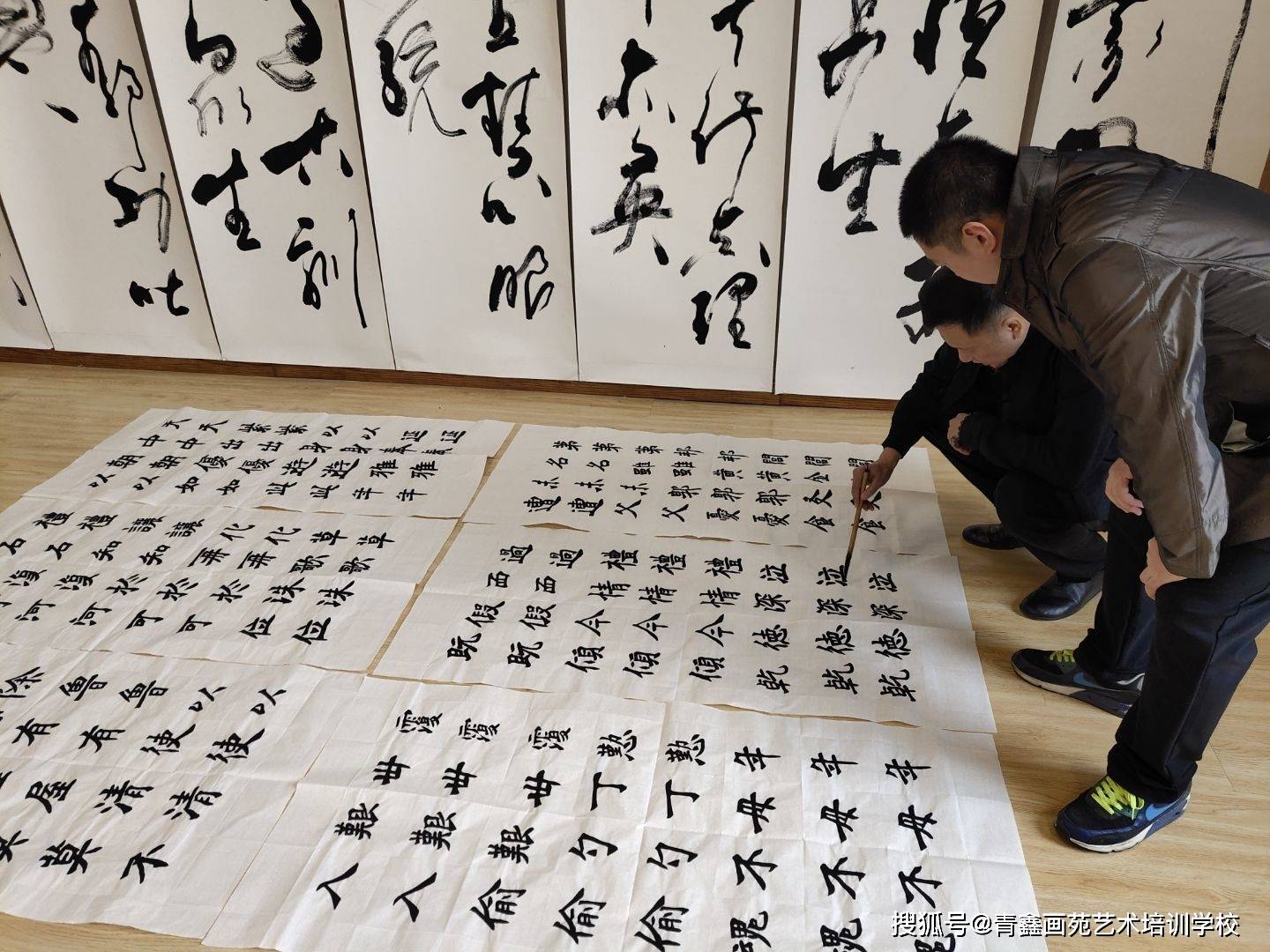 郭老师重点强调书法中的运笔方法,笔的提按,力度,节奏等变化,逐步