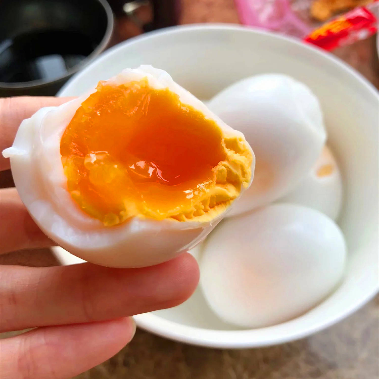 煮鸡蛋，不能只用清水煮，教你小秘诀，蛋壳一剥就掉，还特别香嫩_搜狐网