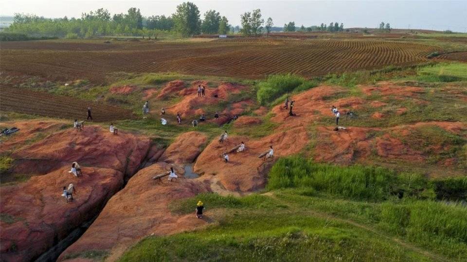 重岗山红土地位于泗洪县西北部红石牛夹谷周边,天然的红石与红土成为