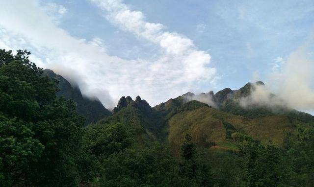 广西蒙山县石崖界,绝壁万仞巨石连天